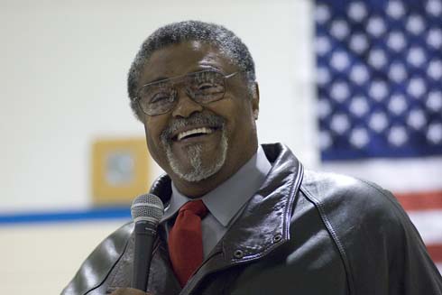 Galtier Magnet Elementary School Football hero Rosey Grier, a trustee of the Milken Family Foundation, tells Galtier Magnet Elementary School students, 'If we're all on the same team, then if I score, we all score.'