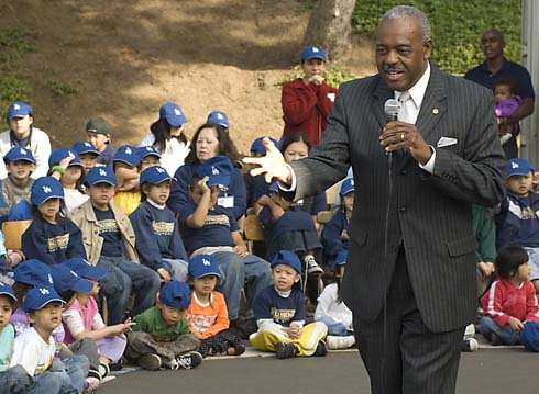 Solano Avenue Elementary School Los Angeles Unified School District Superintendent David L. Brewer III asks Solano Avenue Elementary students to promise that they will read one book each week for the rest of their lives.
